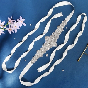 Ceinture de mariée luxueuse avec strass marquise et perles sur ruban de satin blanc