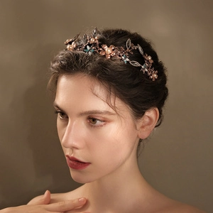 Vue latérale détaillée d'un diadème en bronze vintage avec perles roses sur un mannequin