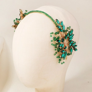 Detail of emerald green crystal bridal headband with handcrafted golden wire weaving style