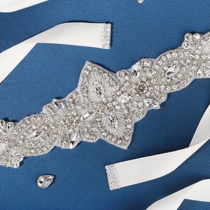 Ceinture de mariée de luxe avec strass et perles cousus main sur ruban de satin blanc