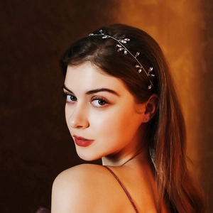 Détail d'une vigne de cheveux de mariée argentée avec cristaux violets sur coiffure