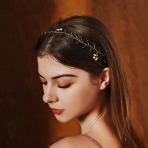 Vigne de cheveux dorée pour mariée avec perles vert forêt et fleurs en strass