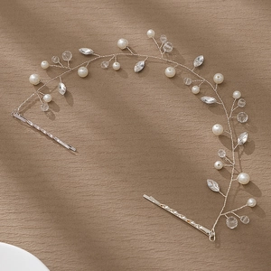 Détail d'une vigne de cheveux de mariée faite main avec perles et cristaux blancs