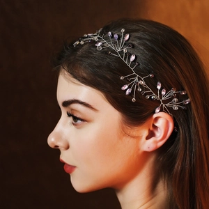 Détail du bandeau de mariée artisanal avec cristaux violets sur fil argenté tressé