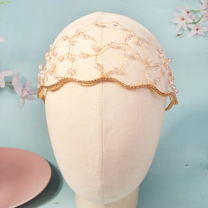 Détail du serre-tête mariée doré tressé à la main avec perles de cristal et strass brillants