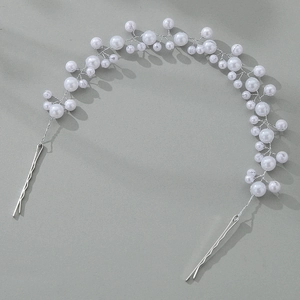 Vue détaillée d'une vigne à cheveux de mariée avec perles blanches et fil d'argent