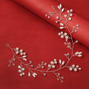 Serre-tête de mariée fait main avec perles et cristaux sur fond rouge foncé intense