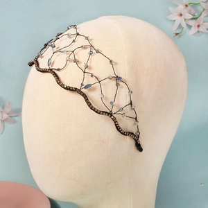 Serre-tête de mariée élégant avec cristaux bleus faits main et maille tissée fine
