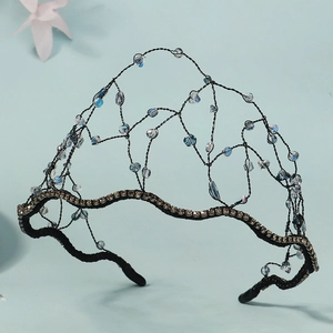 Serre-tête tressé à la main avec cristaux bleus et strass sur base de fil noir