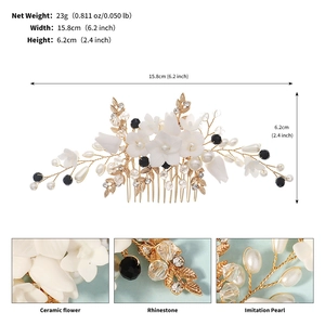 Detail view of bridal hair comb with ceramic flowers and pearls, size 15.8cm x 6.2cm