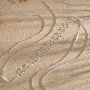 Bandeau de mariée fait main en argent avec perles et cristaux sur papier beige