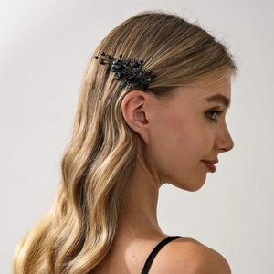 Detail einer handgefertigten schwarzen Blumen-Haarspange für Halloween-Party-Looks