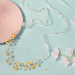 Serre-tête fleuri en acrylique jaune et perles avec ruban blanc pour coiffure de mariée