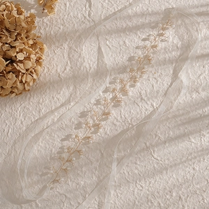 Vue détaillée du bandeau de mariée avec perles faites main, cristaux et fil doré