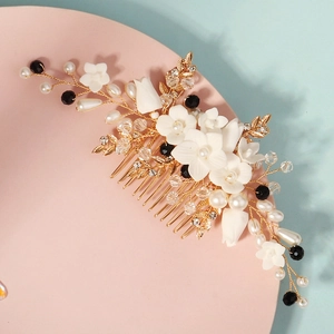 Peigne de mariée détaillé avec fleurs en céramique, perles et cristaux sur cadre doré