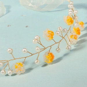 Bandeau fleurs en acrylique jaune et perles avec fil doré pour coiffure mariée élégante