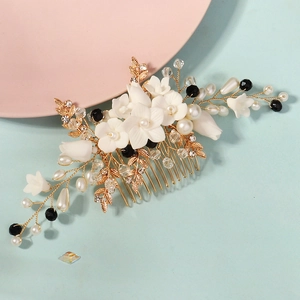 Peigne à cheveux de mariée fait main avec fleurs en céramique et perles sur feuilles d'or