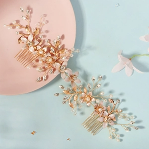Peigne à cheveux de mariée doré élégant avec feuilles en métal, perles et strass
