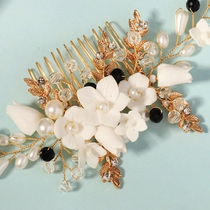 Vue détaillée d'un peigne de mariée fait main avec fleurs en céramique et perles d'eau