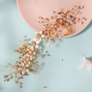 Détails macro des peignes à cheveux de mariée faits main avec feuilles d'or et perles