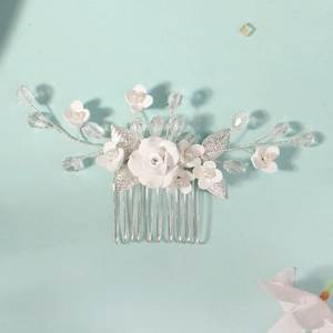 Detailansicht Braut-Haarkamm mit weißen Tonrosen, Silberblättern und Kristallperlen