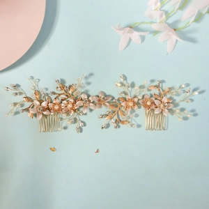 Peigne à cheveux de mariée fait main doré avec pétales roses, perles et cristaux