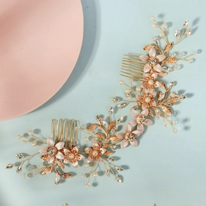 Détail du peigne à cheveux de mariée avec fleurs en métal doré, perles et cristaux clairs