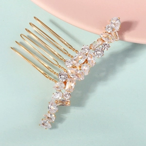 Détail d'un peigne à cheveux de mariée doré avec zircons cubiques aux coupes diverses
