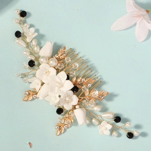 Peigne à cheveux de mariée fait main avec fleurs en céramique, cristaux et perles