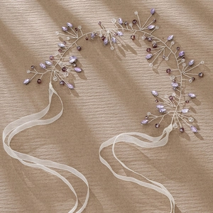 Vigne de cheveux de mariée élégante avec cristaux violets et perles sur fond de tissu tissé