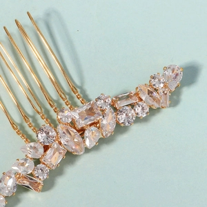 Détail macro du peigne à cheveux mariée de luxe avec pierres zircons en marquise et gouttes