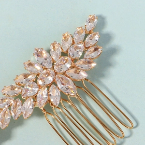 Macro d'un peigne à cheveux de mariée en zircon marquise en forme de feuille dorée à cinq dents