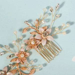 Peigne à cheveux doré fait main avec fleurs en métal, cristaux et perles nacrées