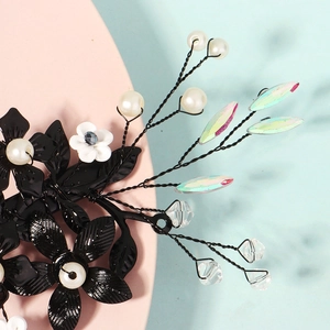 Detailaufnahme handgefertigte schwarze Blumen-Haarklammer mit Perlen und Kristallen