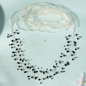 Détail de la vigne en perles de cristal noir fait main avec fil d'argent et rubans blancs