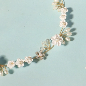 Vigne de cheveux de mariée exquise avec fleurs blanches, perles et cristaux dorés