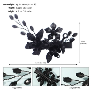 Détail de la pince à cheveux fleur noire montrant les dimensions 8,5x4,6cm et le fil de cuivre