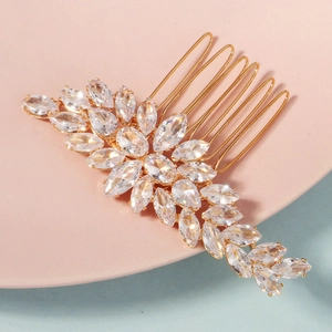 Peigne à cheveux de mariée luxueux avec zircons marquise et finition or sur fond bleu