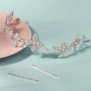 Cerchietto da sposa in argento con strass scintillanti e fiori su sfondo blu