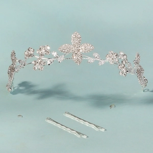 Dettaglio della fascia da sposa argentata e fermagli con motivi a foglia e floreali