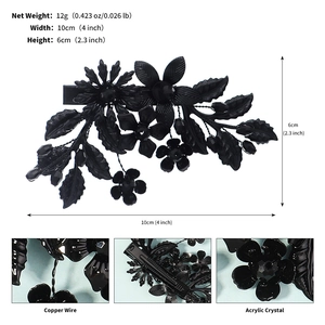 Vue détaillée de la pince à cheveux fleur noire faite main avec dimensions 10x6cm et cuivre