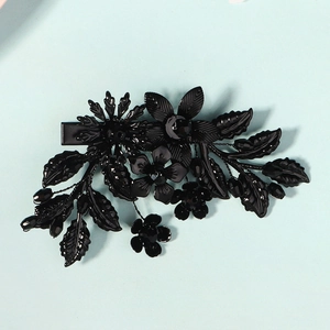 Detail einer gotischen Haarspange aus schwarzem Metall mit Perlen für Halloween