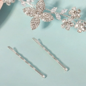 Dettaglio della fascia da sposa argentata con fiori di zircone e forcine coordinate