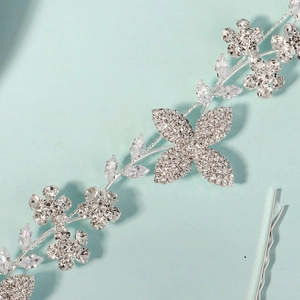 Elegante tralcio per capelli da sposa con fiori e foglie di strass e fermaglio coordinato