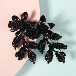 Detailansicht der schwarzen Gothic-Blumen-Haarspange mit Edelstein und Blattanhängern