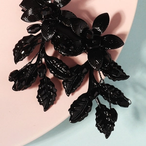Detail von schwarzem Metall-Blumen-Haarclip mit Kristallperlen für Halloween-Party