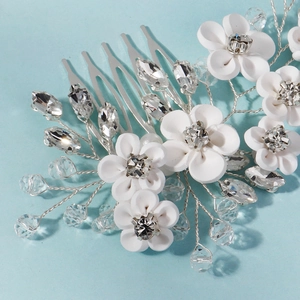 Peigne à cheveux de mariée fait main avec fleurs blanches et cristaux sur base argent