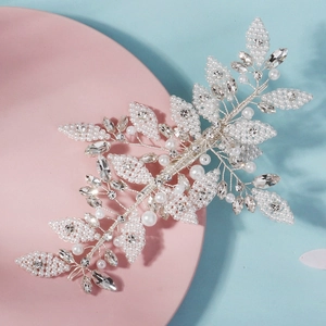 Barrette de mariée élégante avec perles à la main et feuilles de cristal pour le mariage