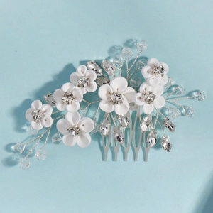 Détail macro du peigne à cheveux de mariée avec fleurs en céramique et perles de cristal