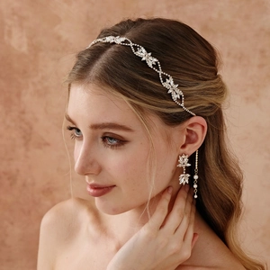 Chaîne de tête de mariée élégante avec boucles d'oreilles à pompons et perles pour fêtes